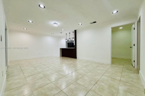 Снять в аренду виллу или дом в Мирамар, Флорида 2 спальни, 182.83м2, № 1990101 - фото 8