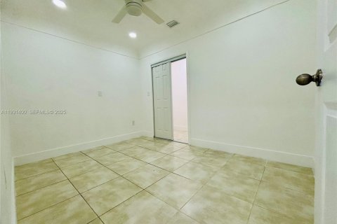 Снять в аренду виллу или дом в Мирамар, Флорида 2 спальни, 182.83м2, № 1990101 - фото 27