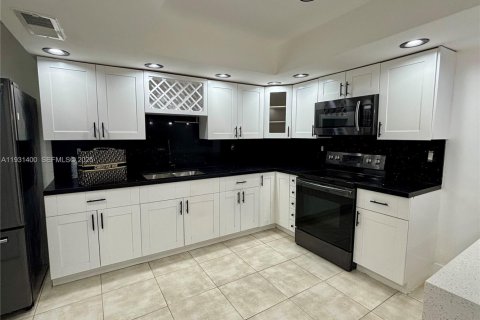 Снять в аренду виллу или дом в Мирамар, Флорида 2 спальни, 182.83м2, № 1990101 - фото 17