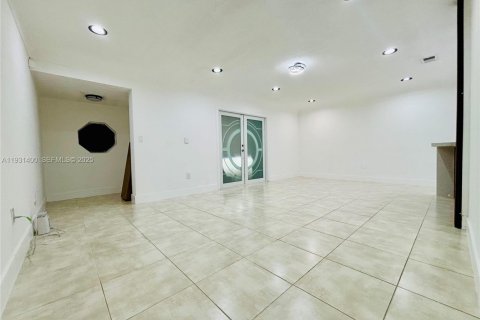 Снять в аренду виллу или дом в Мирамар, Флорида 2 спальни, 182.83м2, № 1990101 - фото 7