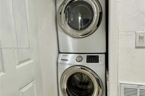 Снять в аренду виллу или дом в Мирамар, Флорида 2 спальни, 182.83м2, № 1990101 - фото 22