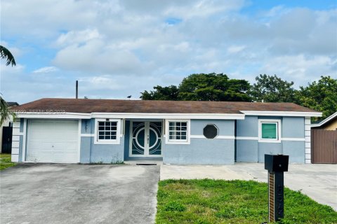 Снять в аренду виллу или дом в Мирамар, Флорида 2 спальни, 182.83м2, № 1990101 - фото 2