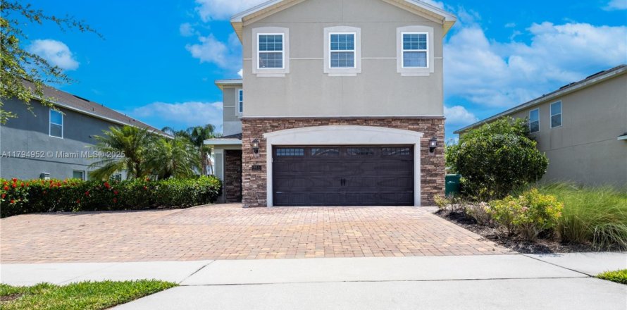 House in Kissimmee, Florida 6 bedrooms № 1937631
