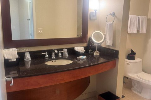 Condo in Sunny Isles Beach, Florida  № 1936733 - photo 9