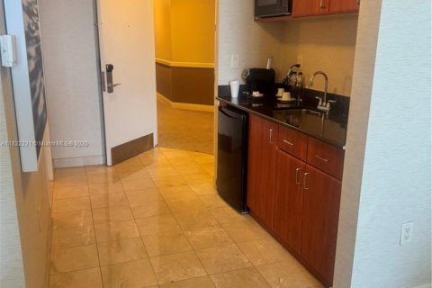 Condo in Sunny Isles Beach, Florida  № 1936733 - photo 2