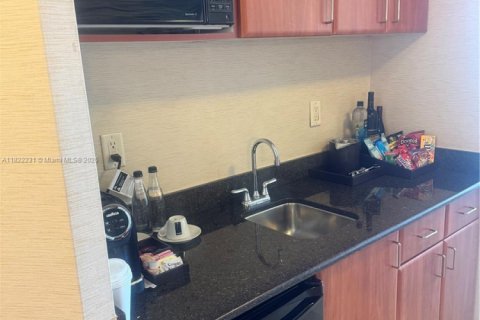 Condo in Sunny Isles Beach, Florida  № 1936733 - photo 3