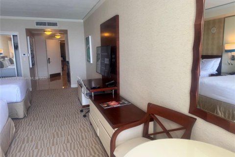 Condo in Sunny Isles Beach, Florida  № 1936733 - photo 8