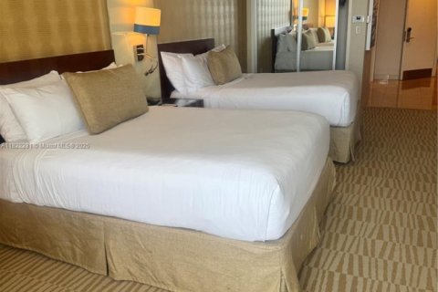 Condo in Sunny Isles Beach, Florida  № 1936733 - photo 4