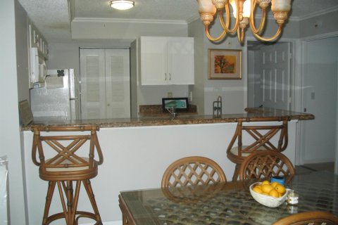 Condo in Tequesta, Florida, 2 bedrooms  № 2392641 - photo 13