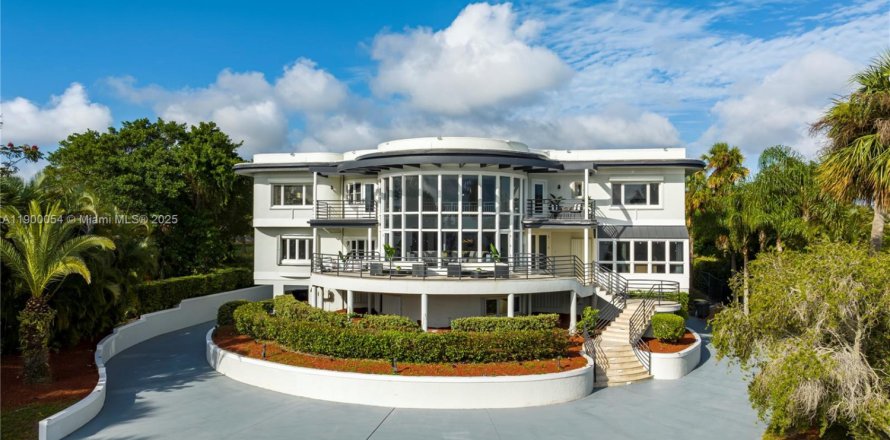 House in St. Lucie, Florida 10 bedrooms, 670.66 sq.m. № 2013059