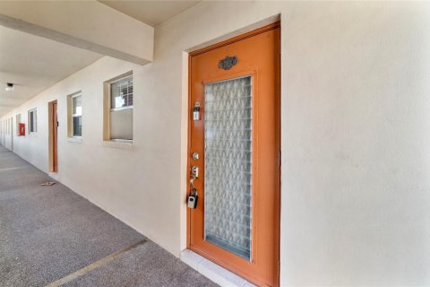 Condo in Sunrise, Florida, 2 bedrooms  № 1005355 - photo 1