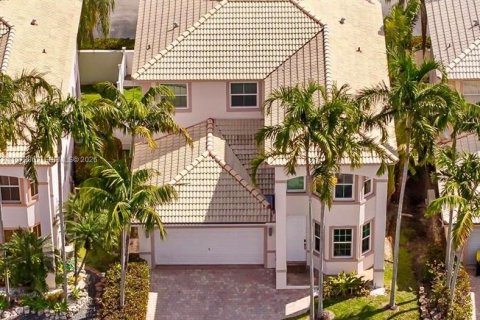 Villa ou maison à vendre à Dania Beach, Floride: 3 chambres, 221.85 m2 № 2050505 - photo 2