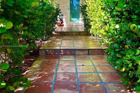 Casa en venta en Pinecrest, Florida, 4 dormitorios, 169.27 m2 № 1968584 - foto 2