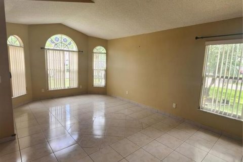 Villa ou maison à louer à Kissimmee, Floride: 3 chambres, 131.27 m2 № 2100532 - photo 5