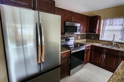 Villa ou maison à louer à Kissimmee, Floride: 3 chambres, 131.27 m2 № 2100532 - photo 11