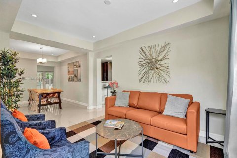 House in South Miami, Florida 3 bedrooms, 127.18 sq.m. № 2012770 - photo 4