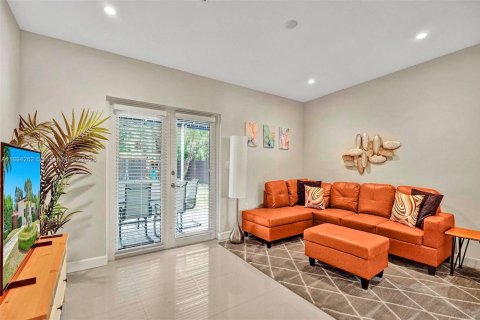 House in South Miami, Florida 3 bedrooms, 127.18 sq.m. № 2012770 - photo 17