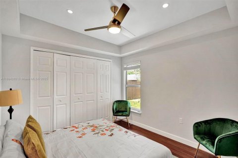 House in South Miami, Florida 3 bedrooms, 127.18 sq.m. № 2012770 - photo 20