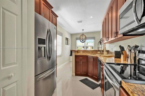 House in South Miami, Florida 3 bedrooms, 127.18 sq.m. № 2012770 - photo 12