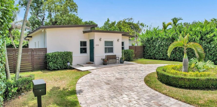 House in South Miami, Florida 3 bedrooms, 127.18 sq.m. № 2012770