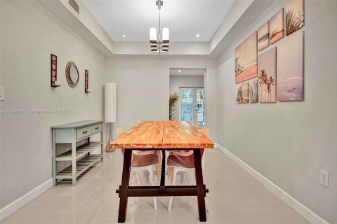 House in South Miami, Florida 3 bedrooms, 127.18 sq.m. № 2012770 - photo 16