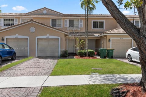 Touwnhouse à vendre à Tamarac, Floride: 3 chambres, 134.34 m2 № 1970610 - photo 2