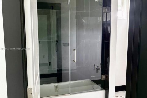 Casa en venta en Lehigh Acres, Florida, 3 dormitorios, 169.08 m2 № 2022684 - foto 2