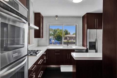 House in North Miami, Florida 4 bedrooms, 196.49 sq.m. № 1936260 - photo 22