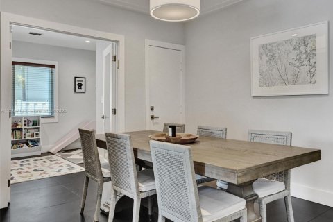 House in North Miami, Florida 4 bedrooms, 196.49 sq.m. № 1936260 - photo 6