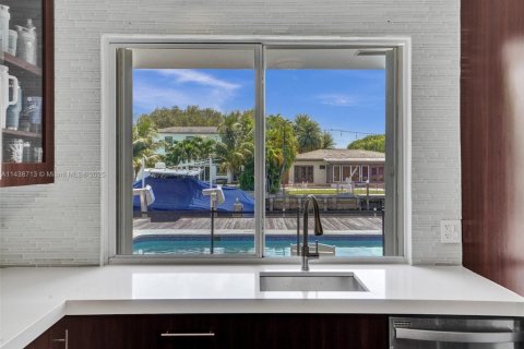 House in North Miami, Florida 4 bedrooms, 196.49 sq.m. № 1936260 - photo 27