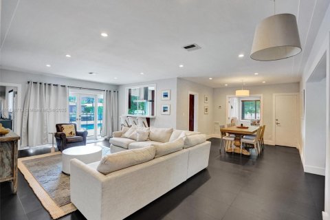 House in North Miami, Florida 4 bedrooms, 196.49 sq.m. № 1936260 - photo 19