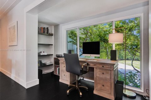 House in North Miami, Florida 4 bedrooms, 196.49 sq.m. № 1936260 - photo 2