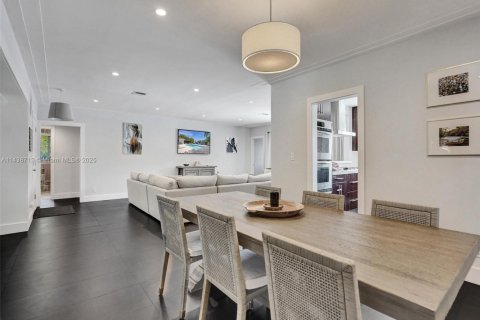 House in North Miami, Florida 4 bedrooms, 196.49 sq.m. № 1936260 - photo 8