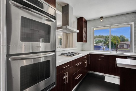House in North Miami, Florida 4 bedrooms, 196.49 sq.m. № 1936260 - photo 21