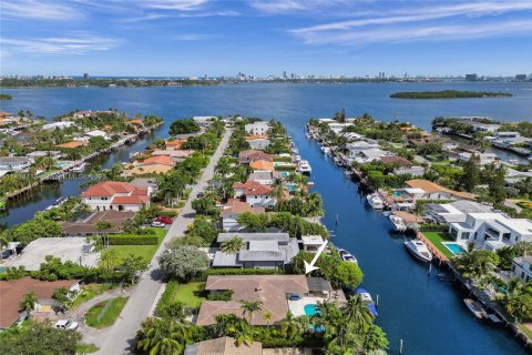 House in North Miami, Florida 4 bedrooms, 196.49 sq.m. № 1936260 - photo 12