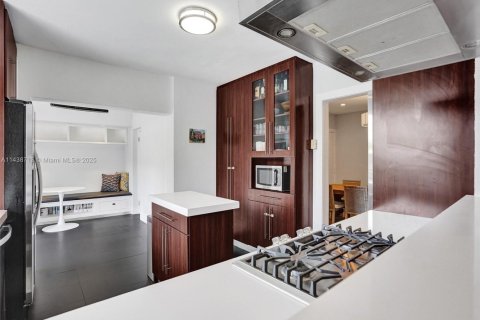 House in North Miami, Florida 4 bedrooms, 196.49 sq.m. № 1936260 - photo 26