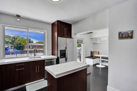 House in North Miami, Florida 4 bedrooms, 196.49 sq.m. № 1936260 - photo 29