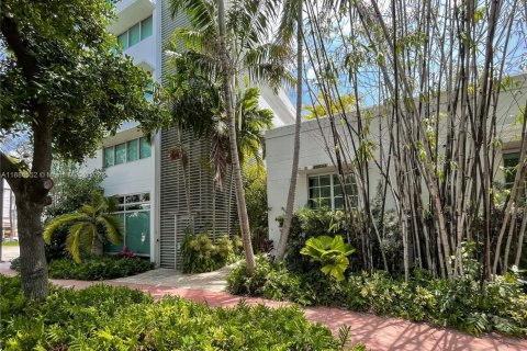 Condo in Miami Beach, Florida, 2 bedrooms  № 1933068 - photo 22