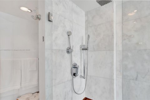 Condo in Miami Beach, Florida, 2 bedrooms  № 1933068 - photo 15