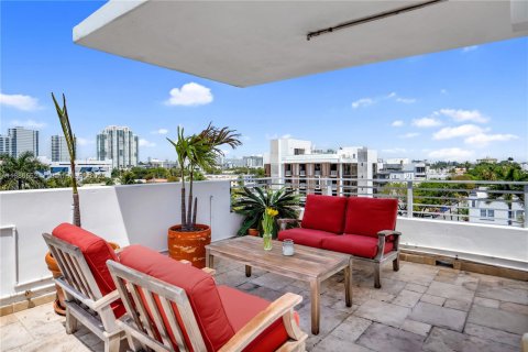 Condo in Miami Beach, Florida, 2 bedrooms  № 1933068 - photo 17