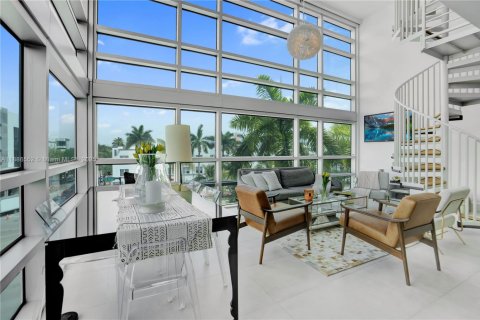 Condo in Miami Beach, Florida, 2 bedrooms  № 1933068 - photo 1