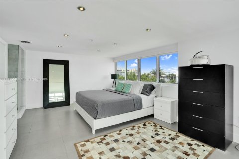 Condo in Miami Beach, Florida, 2 bedrooms  № 1933068 - photo 12