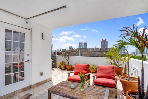 Condo in Miami Beach, Florida, 2 bedrooms  № 1933068 - photo 18