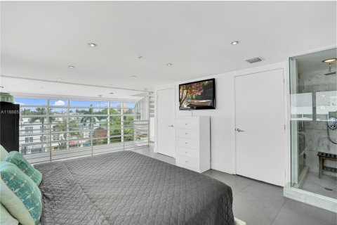 Condo in Miami Beach, Florida, 2 bedrooms  № 1933068 - photo 13