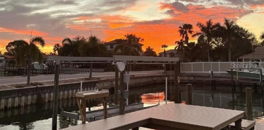 Villa ou maison à Saint Petersburg, Floride 4 chambres, 209.59 m2 № 2134656