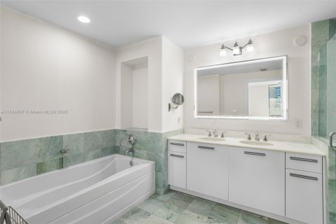 Condo in Miami, Florida, 2 bedrooms № 1790711 - photo 16