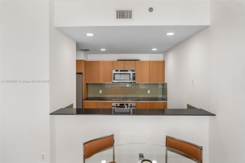 Condo in Miami, Florida, 2 bedrooms № 1790711 - photo 10