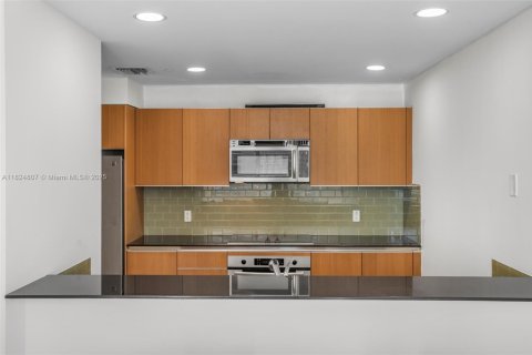 Condo in Miami, Florida, 2 bedrooms № 1790711 - photo 9