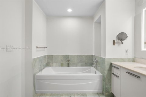 Condo in Miami, Florida, 2 bedrooms № 1790711 - photo 17