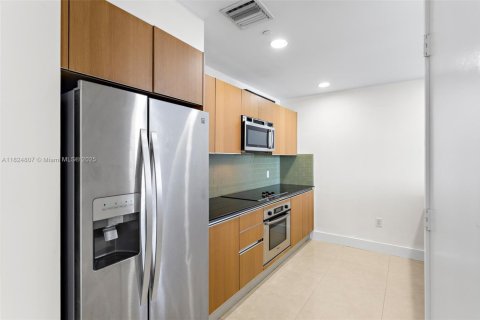 Condo in Miami, Florida, 2 bedrooms № 1790711 - photo 6